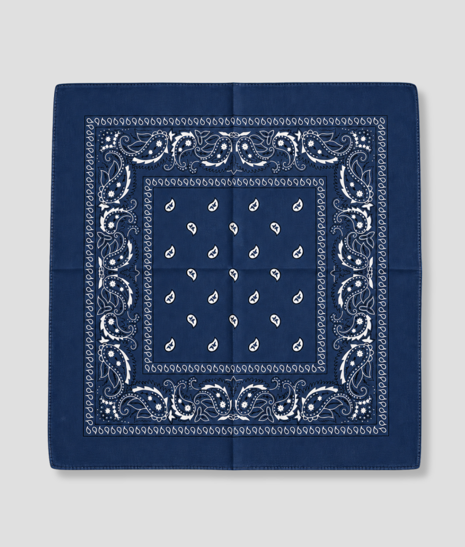 Donkerblauwe bandana met witte paisley print, plat gevouwen