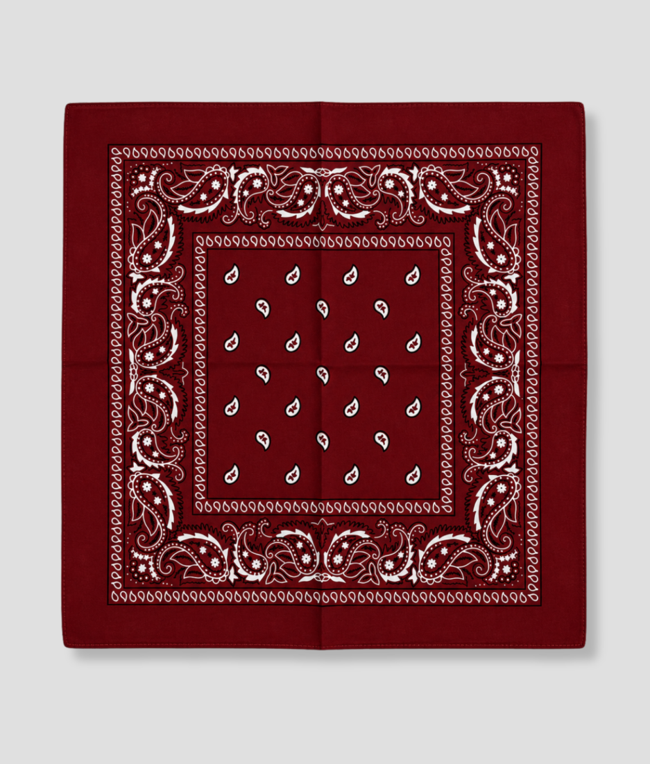 Donkerrode bandana met witte paisley print, plat gevouwen