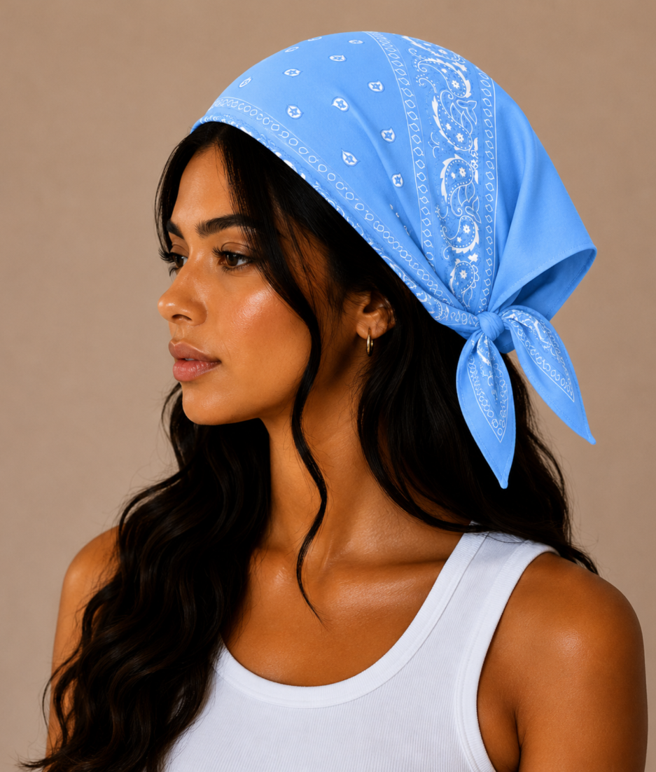 Model draagt felblauwe bandana als festival outfit