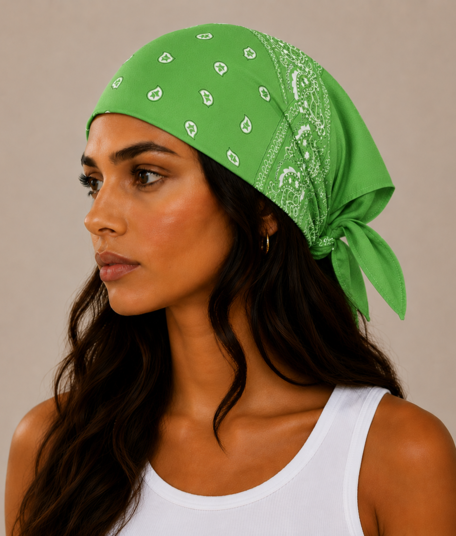 Model draagt groene bandana als festival outfit