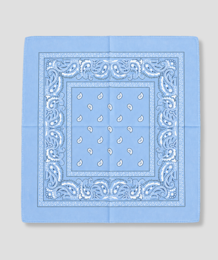 Lichtblauwe bandana met witte paisley print, plat gevouwen