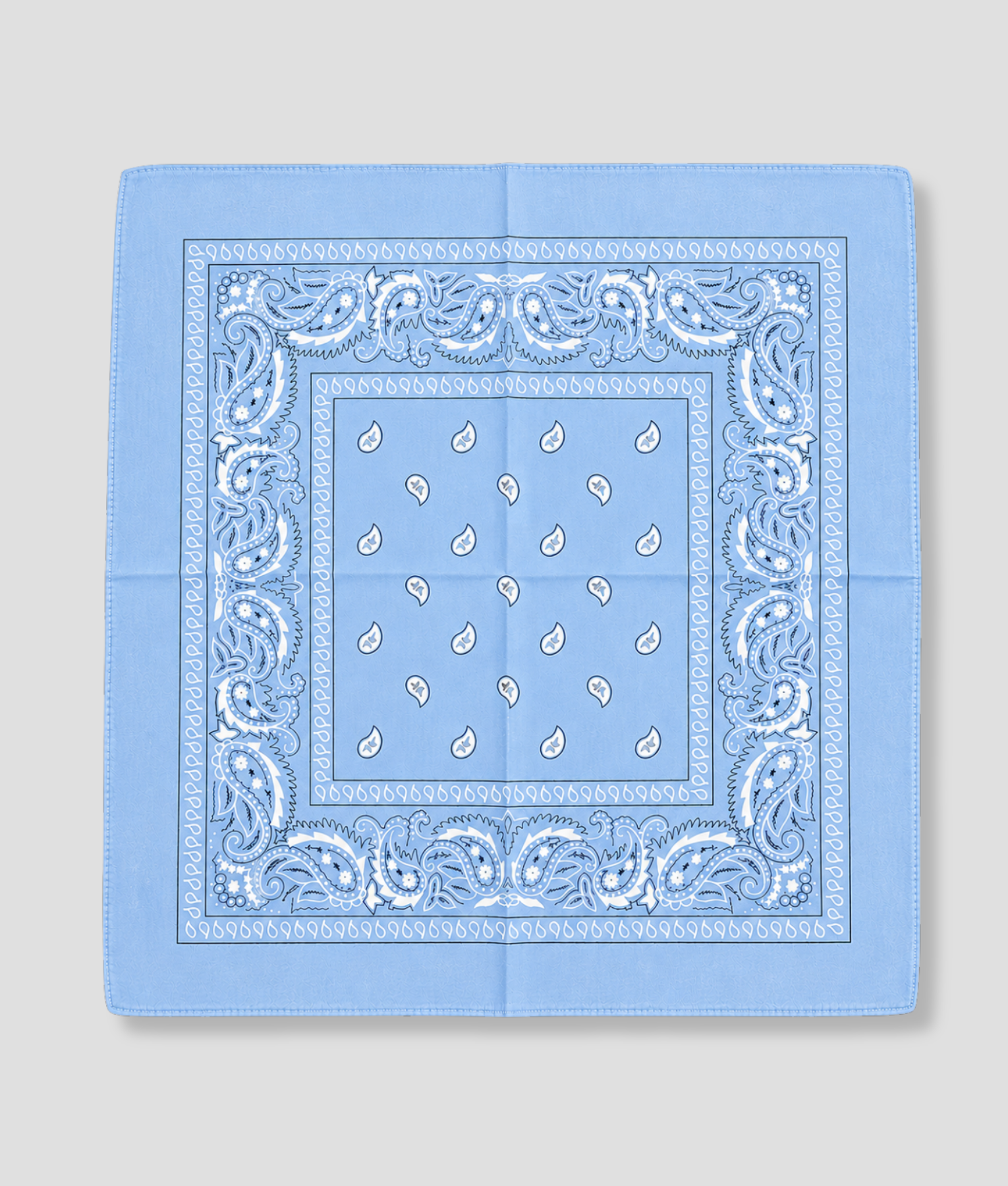Lichtblauwe bandana met witte paisley print, plat gevouwen