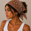 Model draagt lichtbruine bandana als festival outfit