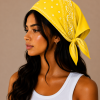 Model draagt lichtgele bandana als festival outfit