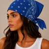 Blauwe bandana gedragen door model – klassieke paisley bandana in blauw met witte print, gedragen als hoofddoek. Veelzijdig te stylen als haarband, nekdoek of accessoire. Ideaal als cadeau of festival- en zomeraccessoire.