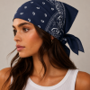 Donkerblauwe bandana gedragen door model – klassieke paisley bandana in donkerblauw met witte print, gedragen als hoofddoek. Veelzijdig te stylen als haarband, nekdoek of accessoire. Ideaal als cadeau of festival- en zomeraccessoire.