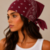 Donkerrode bandana gedragen door model – klassieke paisley bandana in donkerrood met witte print, gedragen als hoofddoek. Veelzijdig te stylen als haarband, nekdoek of accessoire. Ideaal als cadeau of festival- en zomeraccessoire.