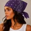 Paarse bandana gedragen door model – klassieke paisley bandana in paars met witte print, gedragen als hoofddoek. Veelzijdig te stylen als haarband, nekdoek of accessoire. Ideaal als cadeau of festival- en zomeraccessoire.