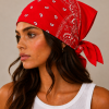 Rode bandana gedragen door model – klassieke paisley bandana in rood met witte print, gedragen als hoofddoek. Veelzijdig te stylen als haarband, nekdoek of accessoire. Ideaal als cadeau of festival- en zomeraccessoire.