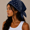 Model draagt navyblauwe bandana als festival outfit