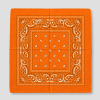 Oranje bandana met witte paisley print, plat gevouwen