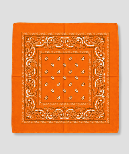 Oranje bandana met witte paisley print, plat gevouwen