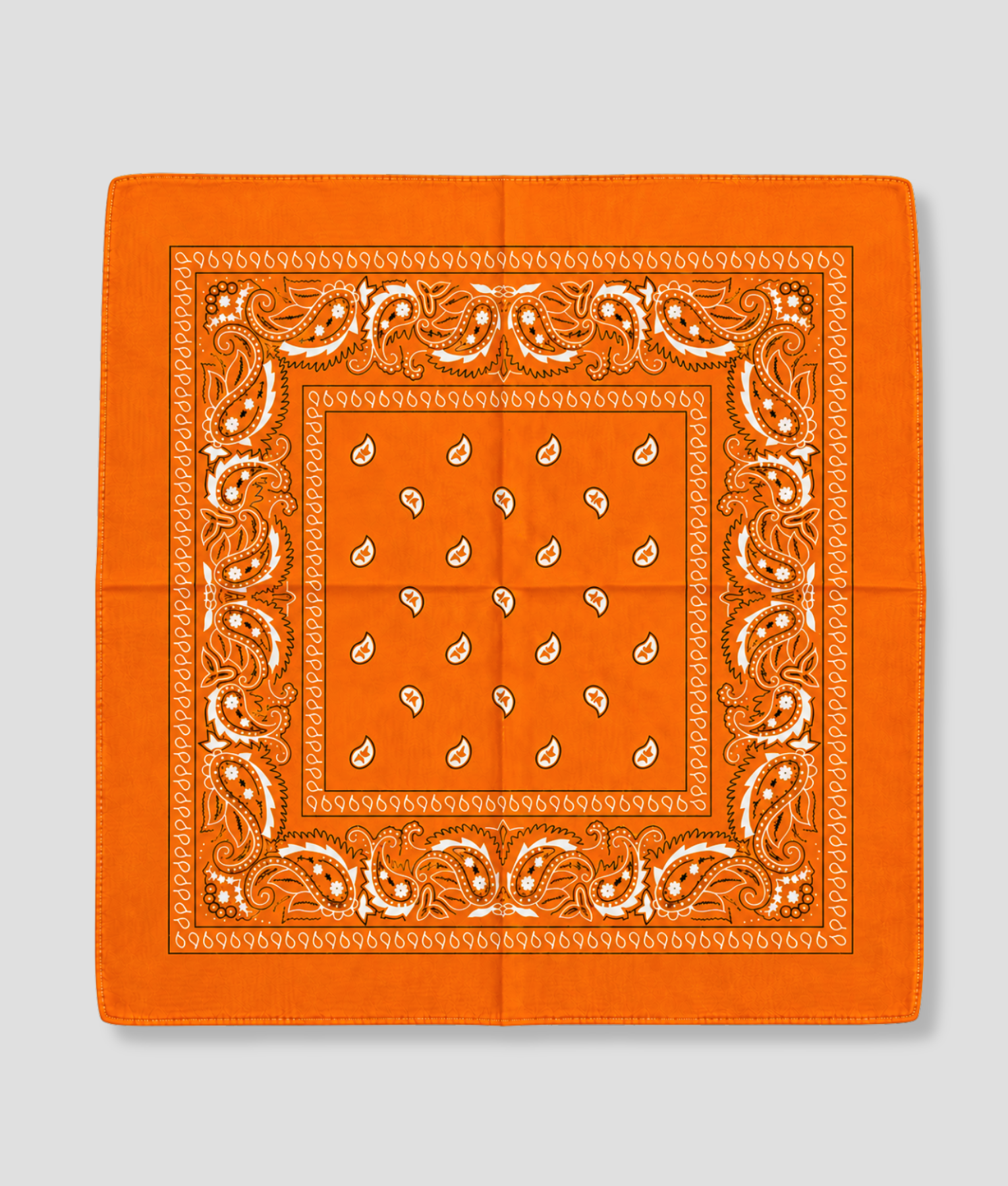 Oranje bandana met witte paisley print, plat gevouwen