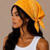 Model draagt oranje-gele bandana als festival outfit