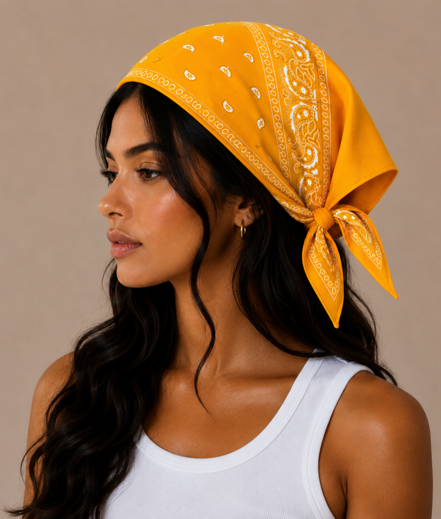 Model draagt oranje-gele bandana als festival outfit