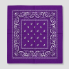 Paarse bandana met witte paisley print, plat gevouwen