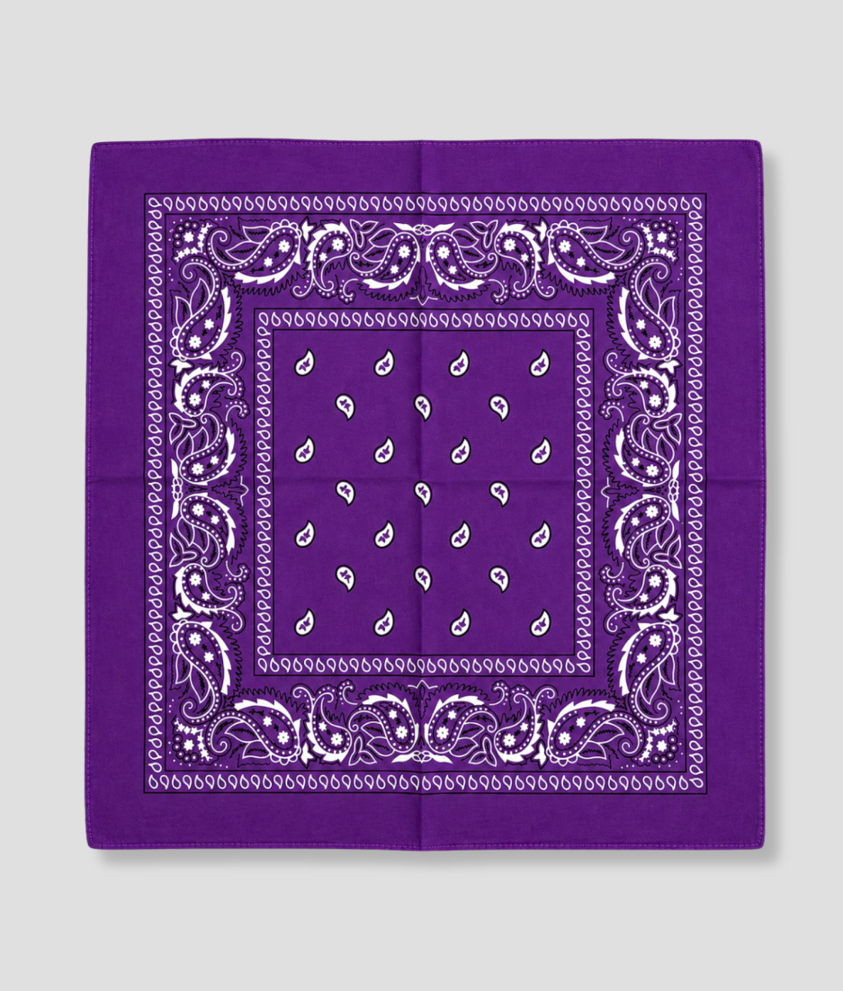Paarse bandana met witte paisley print, plat gevouwen