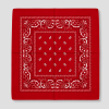 Rode bandana met witte paisley print, plat gevouwen