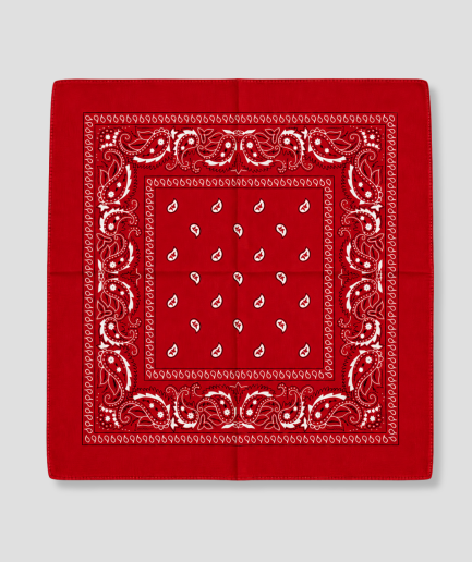 Rode bandana met witte paisley print, plat gevouwen