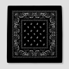 Zwarte bandana met witte paisley print, plat gevouwen