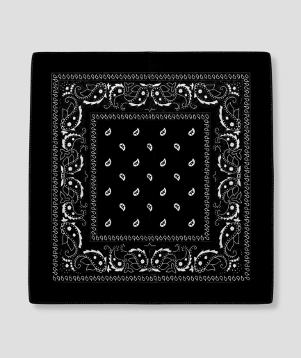 Zwarte bandana met witte paisley print, plat gevouwen