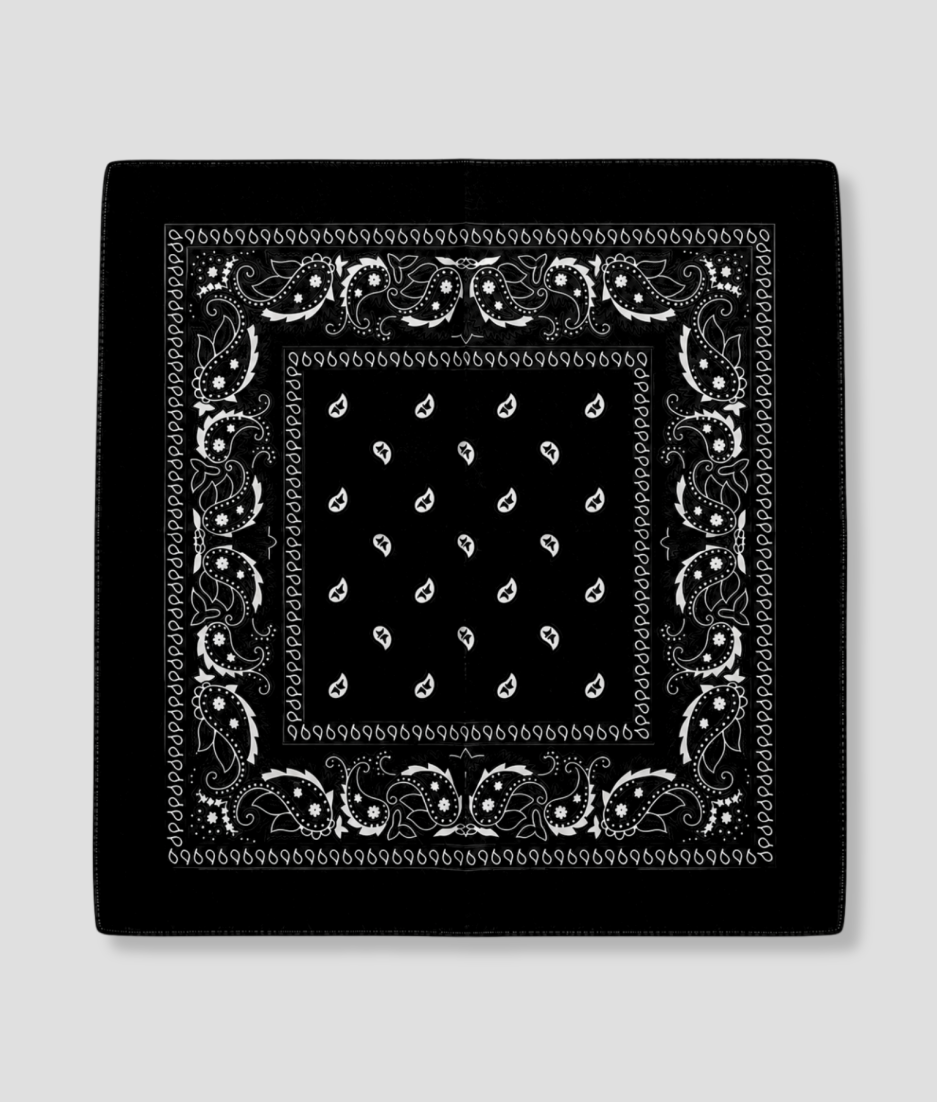 Zwarte bandana met witte paisley print, plat gevouwen