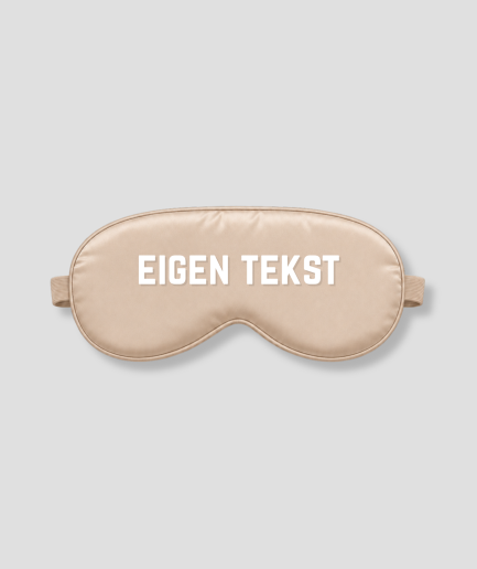 Beige satijnen slaapmasker met eigen tekst bedrukking – gepersonaliseerd slaapmasker in beige satijn met witte bedrukte letters, ideaal als persoonlijk cadeau voor verjaardag, bruiloft, babyshower of als luxe relatiegeschenk. Het masker heeft een zachte binnenkant, elastische band en blokkeert licht volledig. Personaliseer met jouw eigen naam, tekst of boodschap.