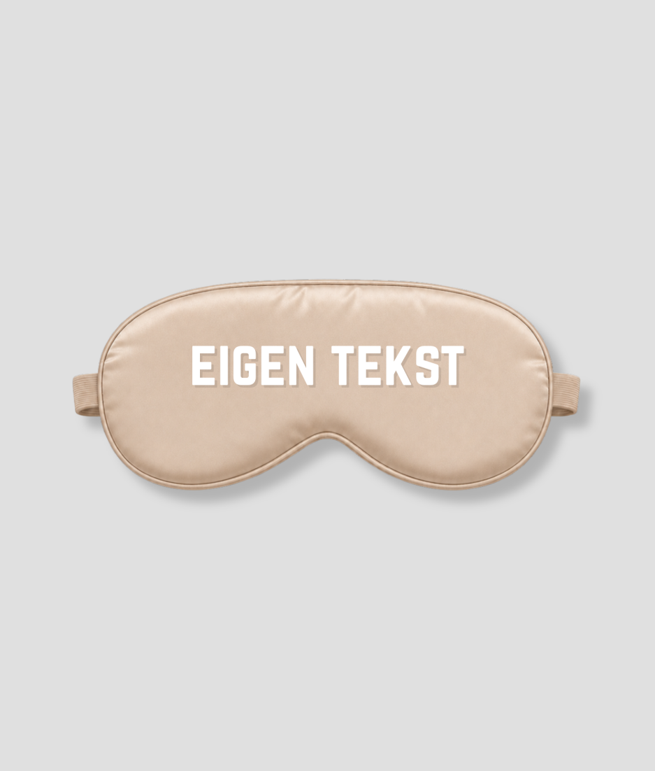 Beige satijnen slaapmasker met eigen tekst bedrukking – gepersonaliseerd slaapmasker in beige satijn met witte bedrukte letters, ideaal als persoonlijk cadeau voor verjaardag, bruiloft, babyshower of als luxe relatiegeschenk. Het masker heeft een zachte binnenkant, elastische band en blokkeert licht volledig. Personaliseer met jouw eigen naam, tekst of boodschap.