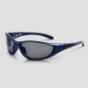 Blauwe sport zonnebril met wraparound montuur voor bij een rave outfit