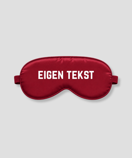 Bordeauxrood satijnen slaapmasker met eigen tekst bedrukking – gepersonaliseerd slaapmasker in bordeauxrood satijn met witte bedrukte letters, ideaal als persoonlijk cadeau voor verjaardag, bruiloft, babyshower of als luxe relatiegeschenk. Het masker heeft een zachte binnenkant, elastische band en blokkeert licht volledig. Personaliseer met jouw eigen naam, tekst of boodschap.