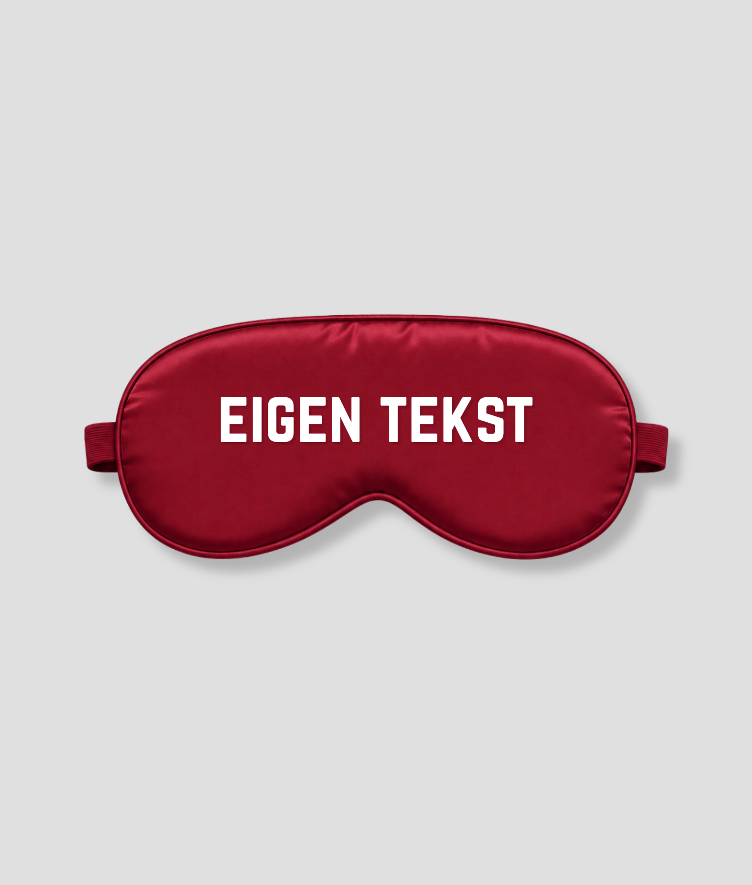 Bordeauxrood satijnen slaapmasker met eigen tekst bedrukking – gepersonaliseerd slaapmasker in bordeauxrood satijn met witte bedrukte letters, ideaal als persoonlijk cadeau voor verjaardag, bruiloft, babyshower of als luxe relatiegeschenk. Het masker heeft een zachte binnenkant, elastische band en blokkeert licht volledig. Personaliseer met jouw eigen naam, tekst of boodschap.