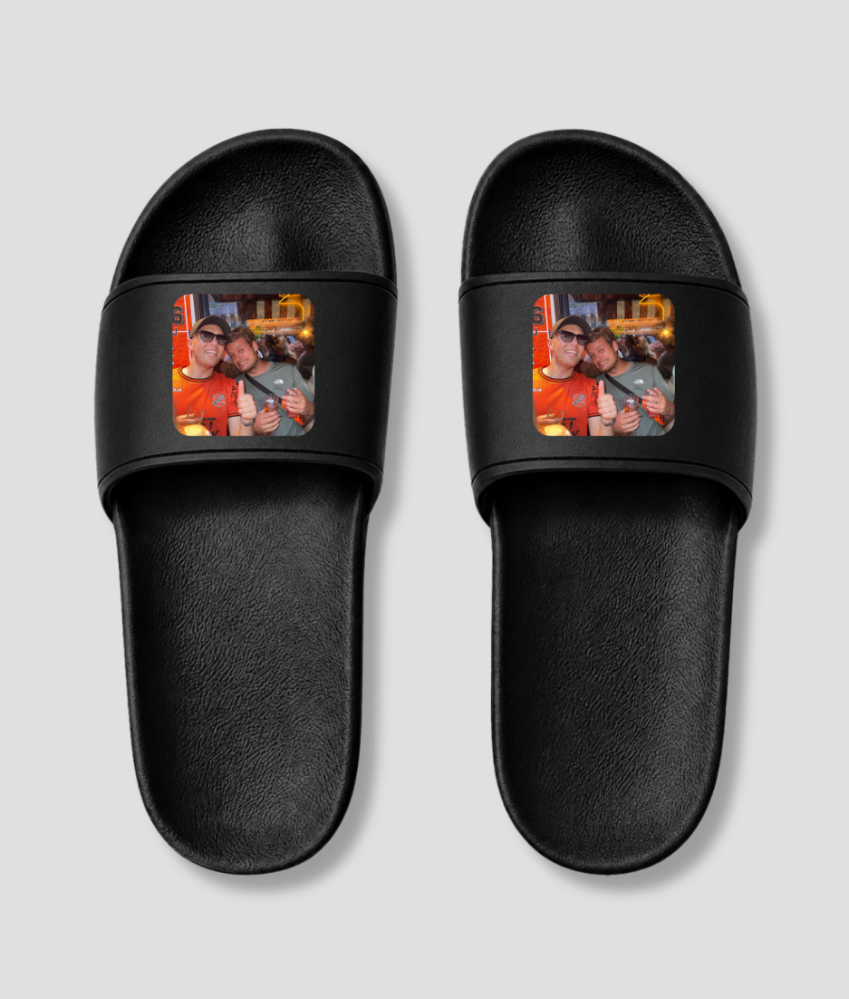 Zwarte platte badslippers met custom foto bedrukt