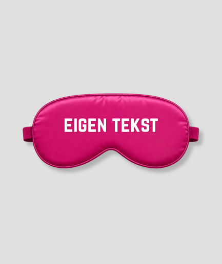 Fuchsia satijnen slaapmasker met eigen tekst bedrukking – gepersonaliseerd slaapmasker in fuchsia satijn met witte bedrukte letters, ideaal als persoonlijk cadeau voor verjaardag, bruiloft, babyshower of als luxe relatiegeschenk. Het masker heeft een zachte binnenkant, elastische band en blokkeert licht volledig. Personaliseer met jouw eigen naam, tekst of boodschap.
