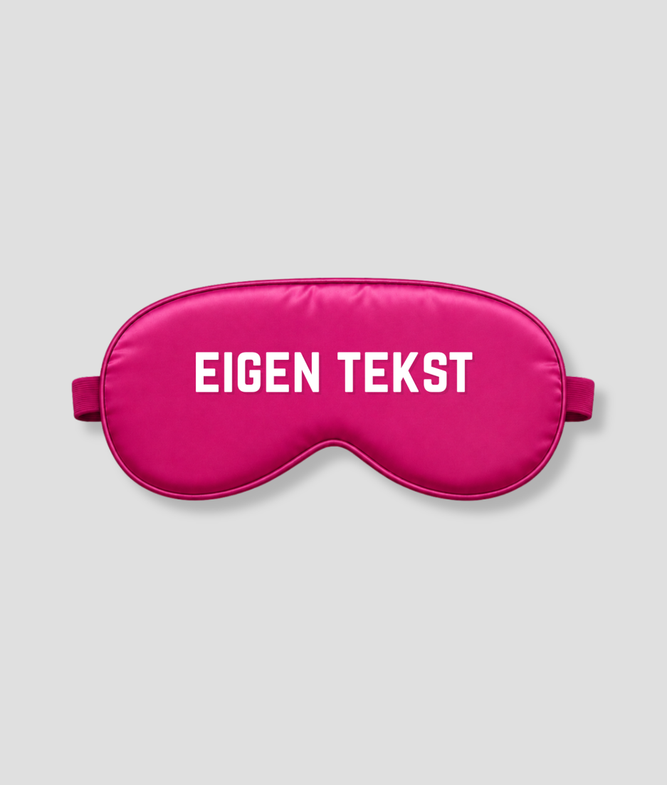 Fuchsia satijnen slaapmasker met eigen tekst bedrukking – gepersonaliseerd slaapmasker in fuchsia satijn met witte bedrukte letters, ideaal als persoonlijk cadeau voor verjaardag, bruiloft, babyshower of als luxe relatiegeschenk. Het masker heeft een zachte binnenkant, elastische band en blokkeert licht volledig. Personaliseer met jouw eigen naam, tekst of boodschap.