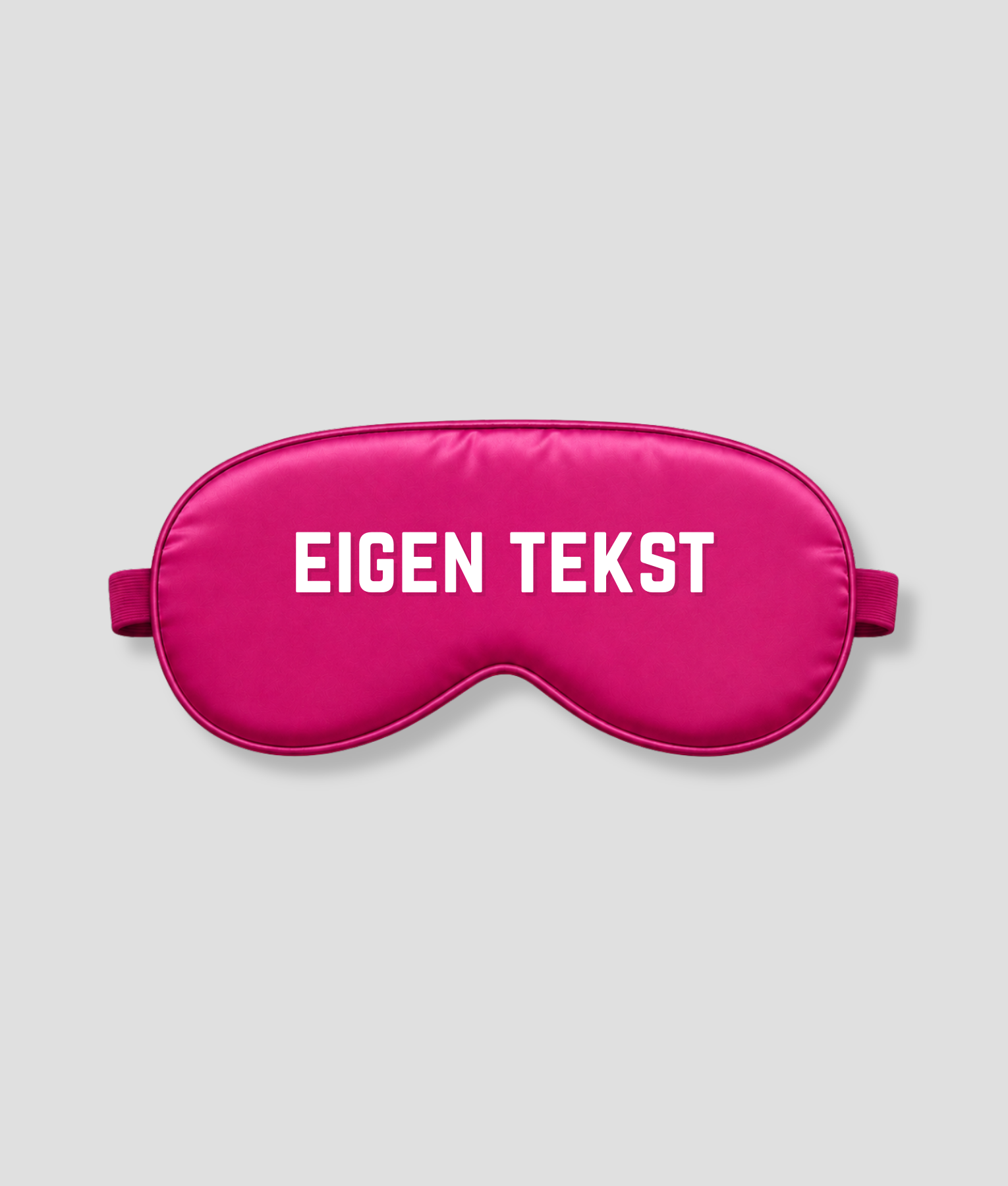 Fuchsia satijnen slaapmasker met eigen tekst bedrukking – gepersonaliseerd slaapmasker in fuchsia satijn met witte bedrukte letters, ideaal als persoonlijk cadeau voor verjaardag, bruiloft, babyshower of als luxe relatiegeschenk. Het masker heeft een zachte binnenkant, elastische band en blokkeert licht volledig. Personaliseer met jouw eigen naam, tekst of boodschap.