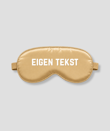 Goud satijnen slaapmasker met eigen tekst bedrukking – gepersonaliseerd slaapmasker in goud satijn met witte bedrukte letters, ideaal als persoonlijk cadeau voor verjaardag, bruiloft, babyshower of als luxe relatiegeschenk. Het masker heeft een zachte binnenkant, elastische band en blokkeert licht volledig. Personaliseer met jouw eigen naam, tekst of boodschap.