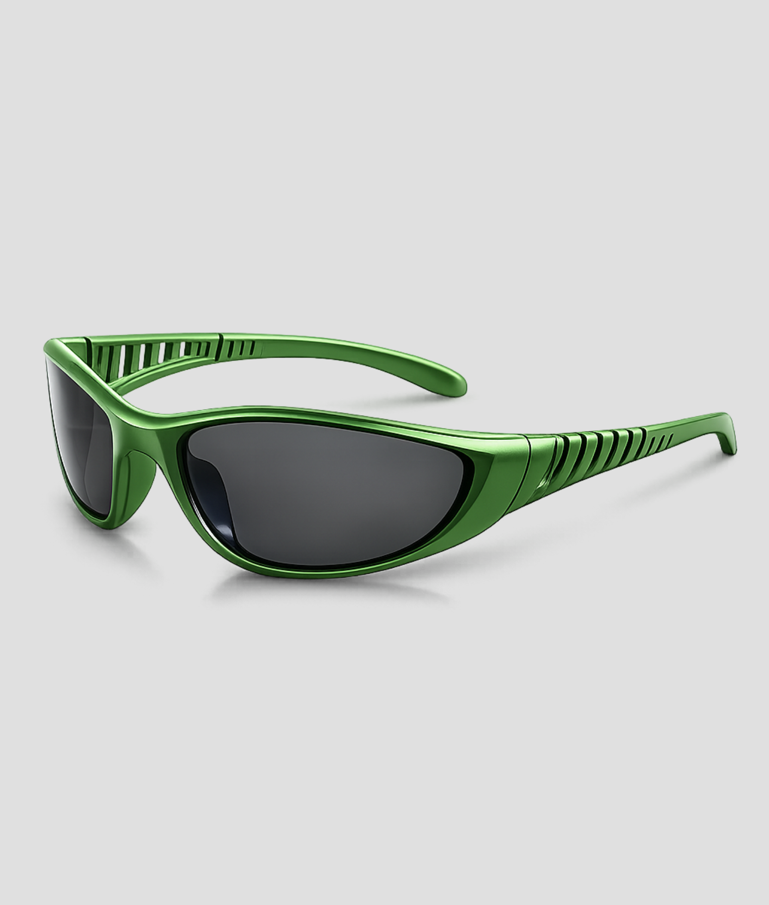 Groene sport zonnebril met wraparound montuur voor bij een rave outfit