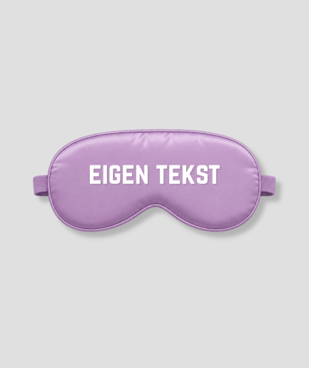 Lila satijnen slaapmasker met eigen tekst bedrukking – gepersonaliseerd slaapmasker in lila satijn met witte bedrukte letters, ideaal als persoonlijk cadeau voor verjaardag, bruiloft, babyshower of als luxe relatiegeschenk. Het masker heeft een zachte binnenkant, elastische band en blokkeert licht volledig. Personaliseer met jouw eigen naam, tekst of boodschap.