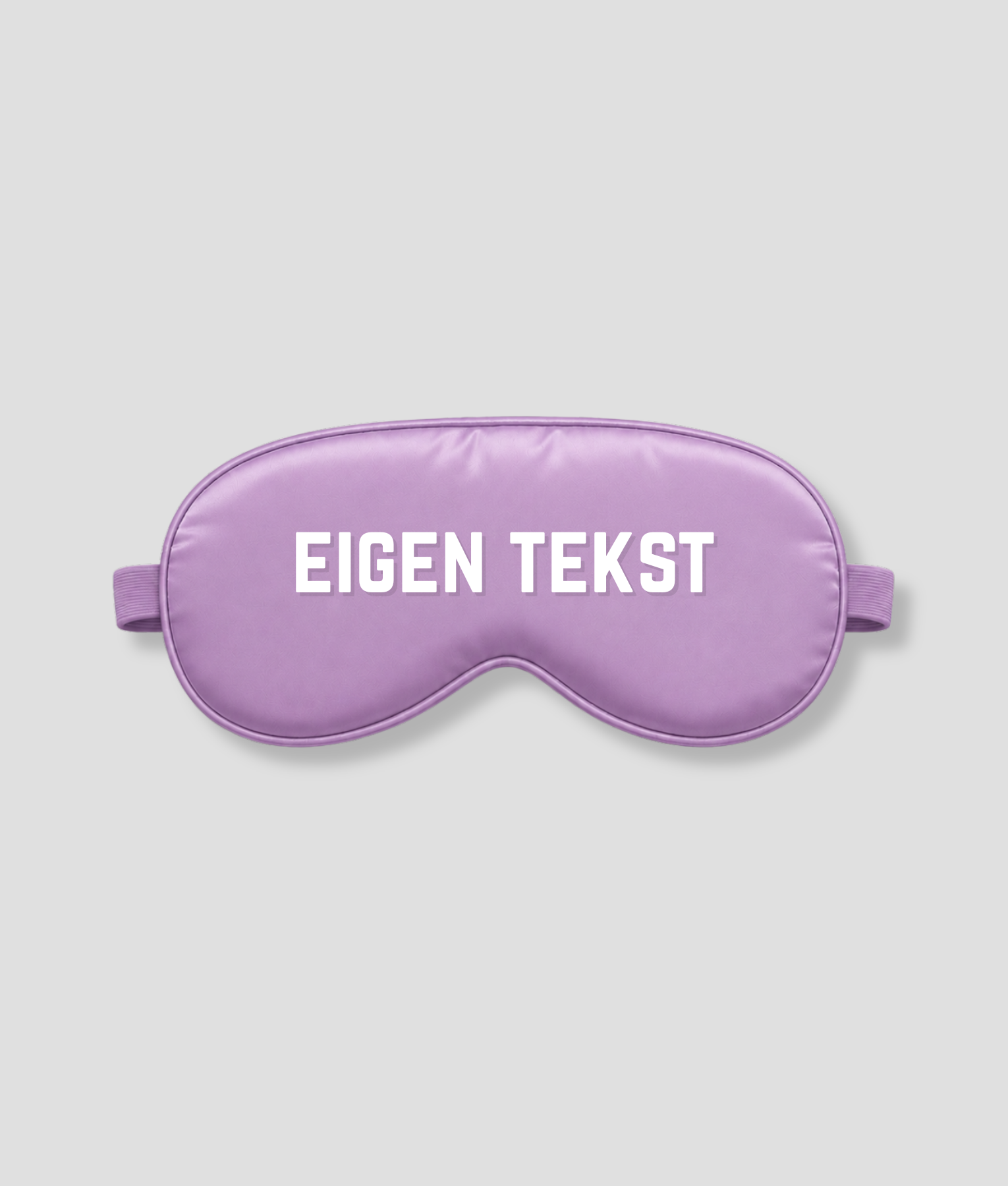 Lila satijnen slaapmasker met eigen tekst bedrukking – gepersonaliseerd slaapmasker in lila satijn met witte bedrukte letters, ideaal als persoonlijk cadeau voor verjaardag, bruiloft, babyshower of als luxe relatiegeschenk. Het masker heeft een zachte binnenkant, elastische band en blokkeert licht volledig. Personaliseer met jouw eigen naam, tekst of boodschap.