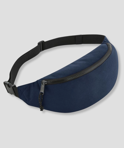 Close-up productfoto van een marine blauw buideltasje met rits en verstelbaar band op witte achtergrond