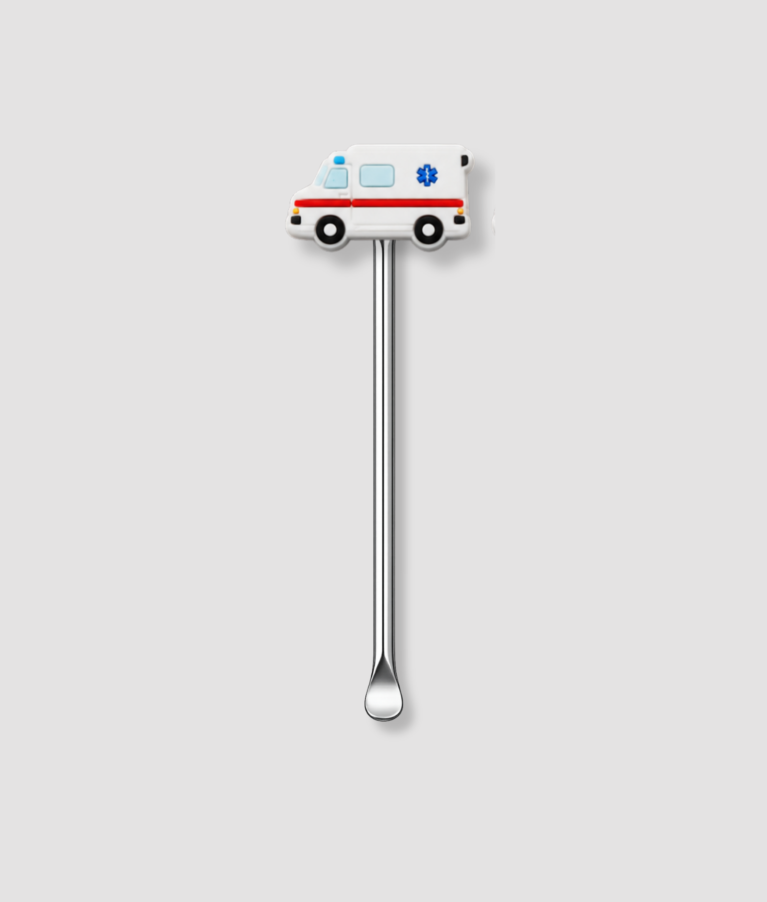 Mini schepje cocktailstirrer met witte ambulance figuur met rode streep en blauw kruis symbool bovenop en zilveren steel