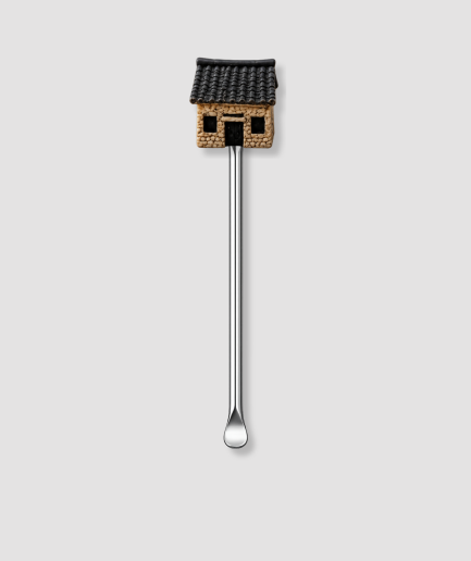 Mini schepje cocktailstirrer met Aziatisch huisje figuur met zwart pannendak bruine stenen muren en kleine ramen bovenop en zilveren steel