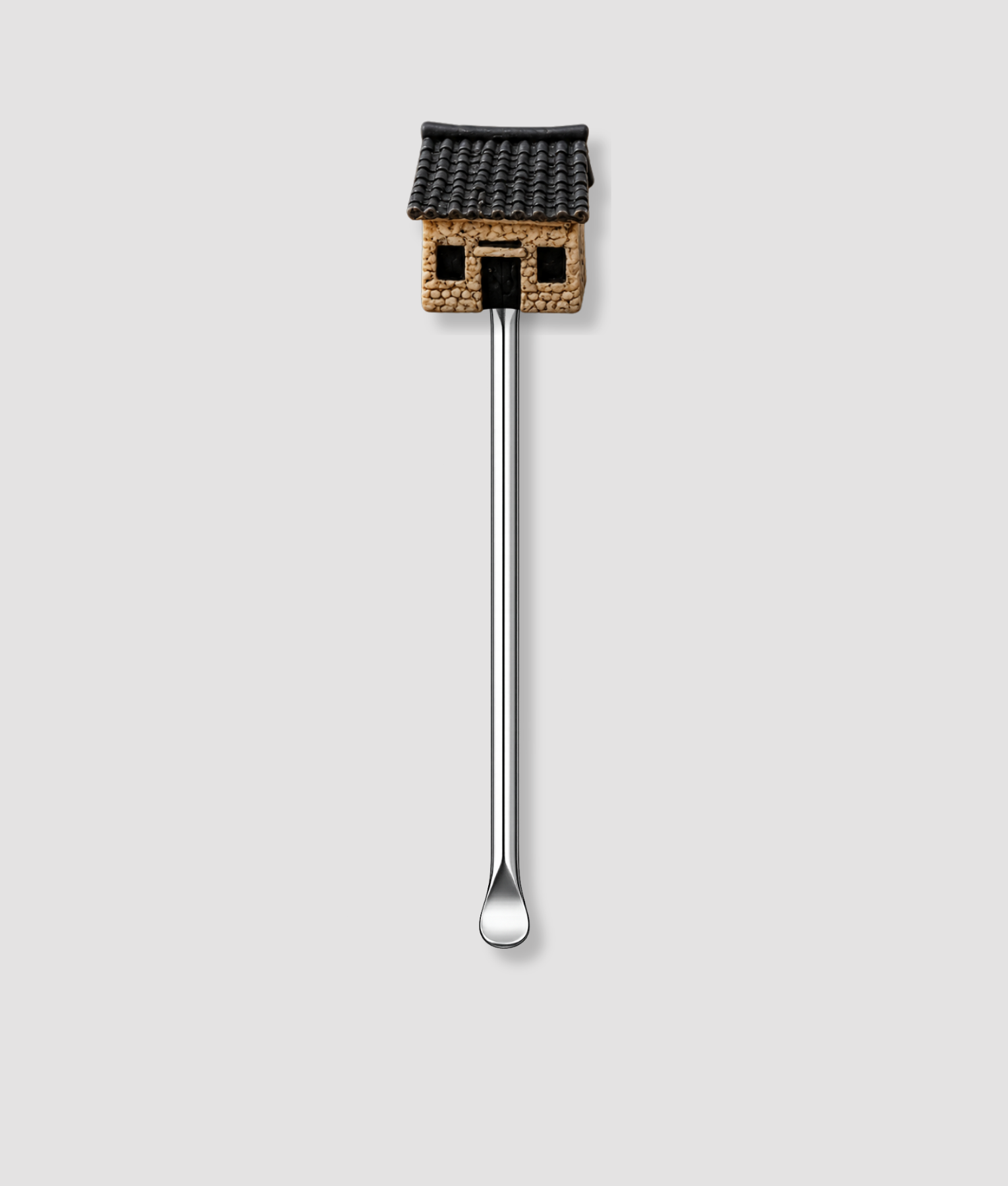 Mini schepje cocktailstirrer met Aziatisch huisje figuur met zwart pannendak bruine stenen muren en kleine ramen bovenop en zilveren steel