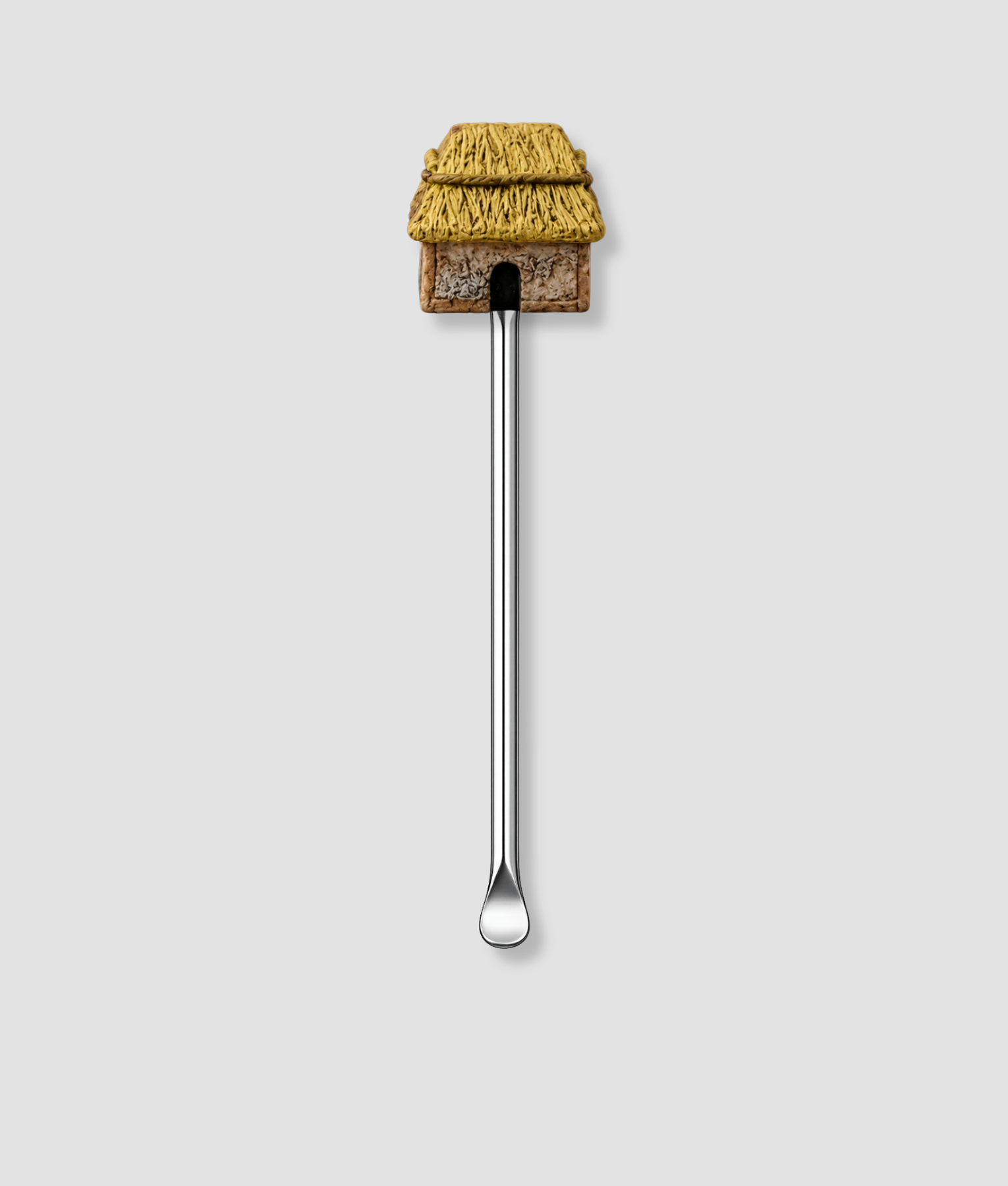 Mini schepje cocktailstirrer met rieten bijenkorfhut figuur met strodak en ronde ingang bovenop en zilveren steel
