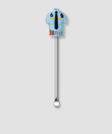 Mini schepje cocktailstirrer met lichtblauw politie-shirt figuur met zwarte das goudkleurige badge en handboeien bovenop en zilveren steel