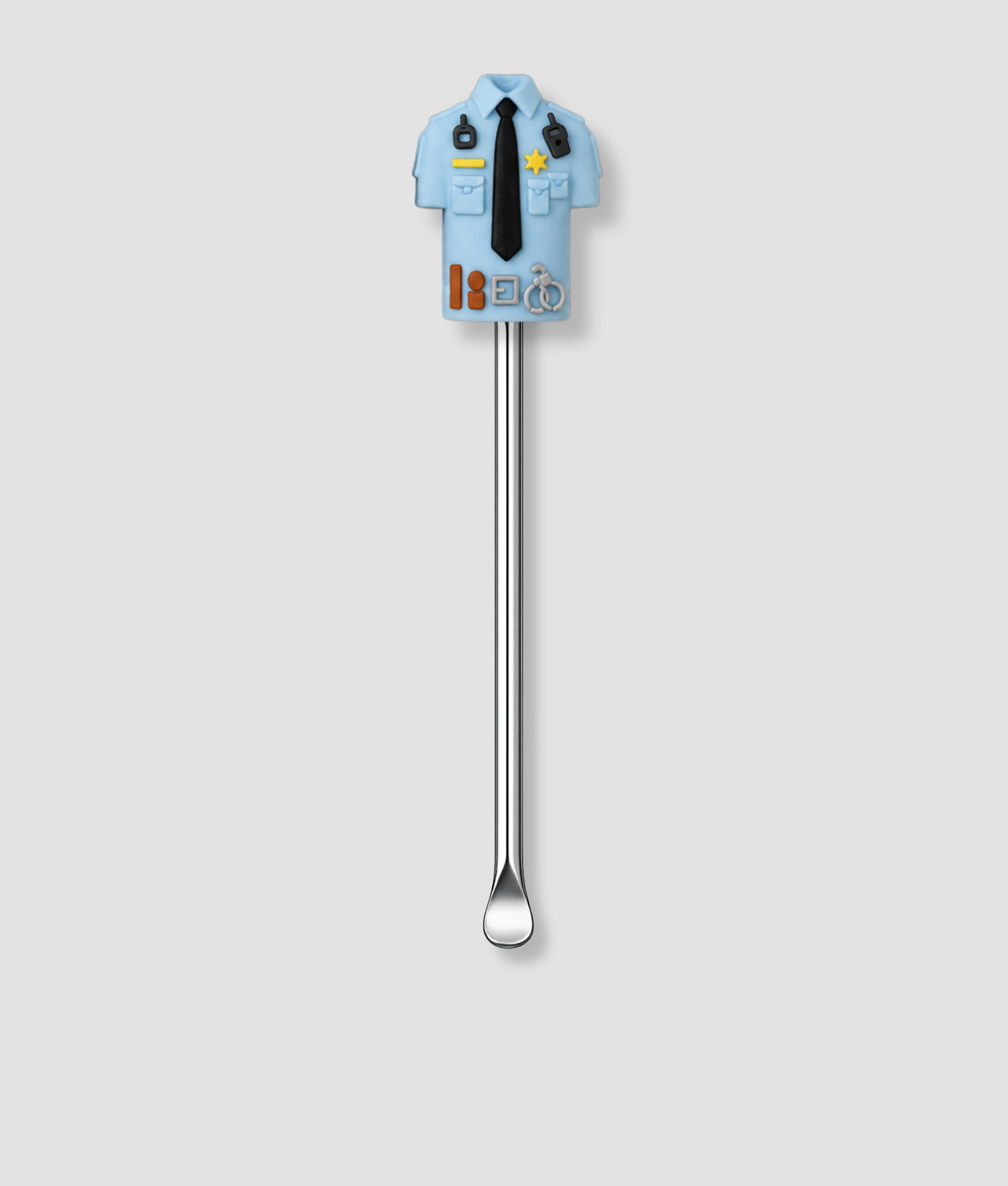 Mini schepje cocktailstirrer met lichtblauw politie-shirt figuur met zwarte das goudkleurige badge en handboeien bovenop en zilveren steel