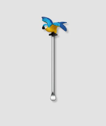 Mini schepje cocktailstirrer met blauwe en gele ara papegaai figuur met gespreide vleugels in vlucht bovenop en zilveren steel
