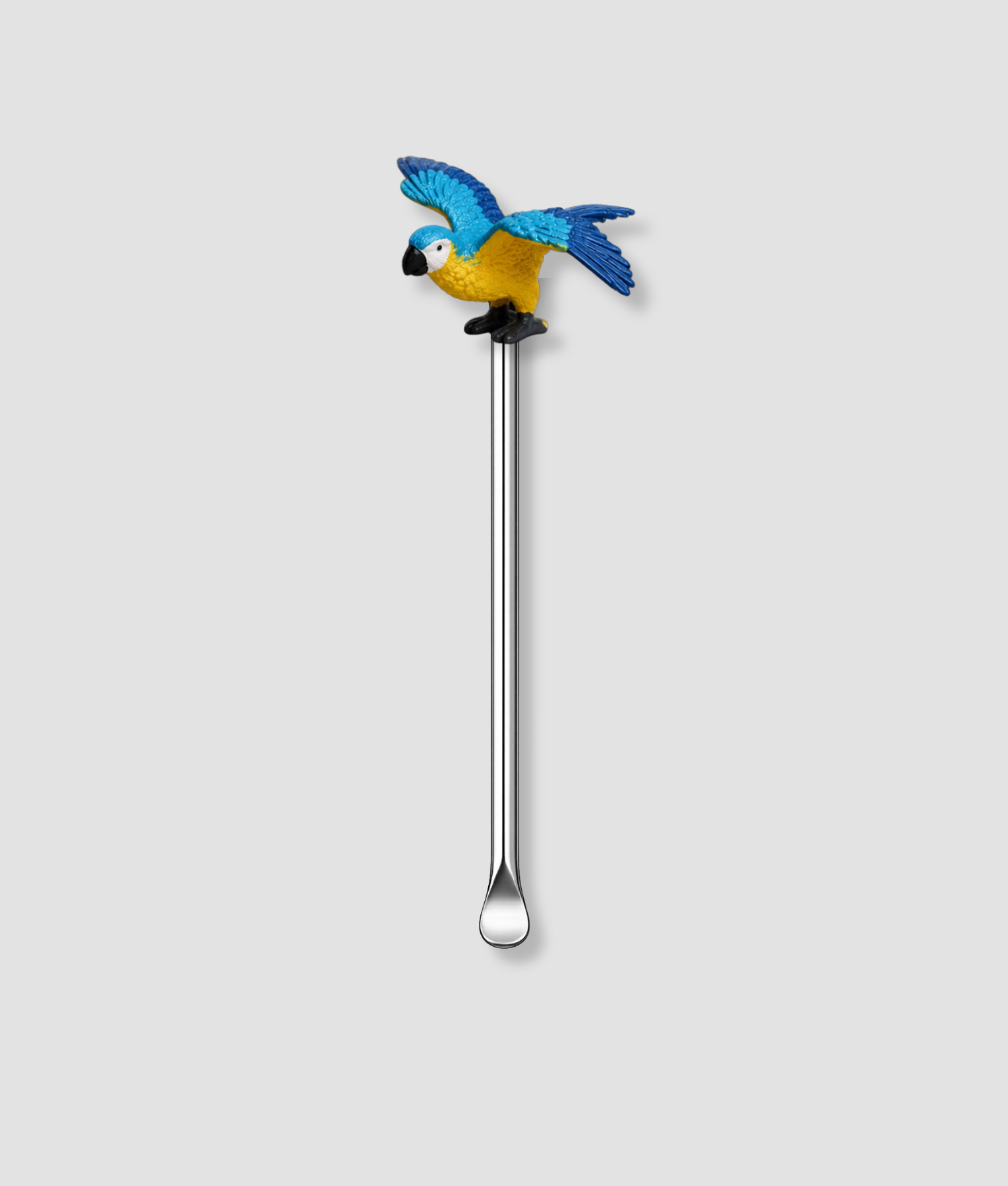 Mini schepje cocktailstirrer met blauwe en gele ara papegaai figuur met gespreide vleugels in vlucht bovenop en zilveren steel