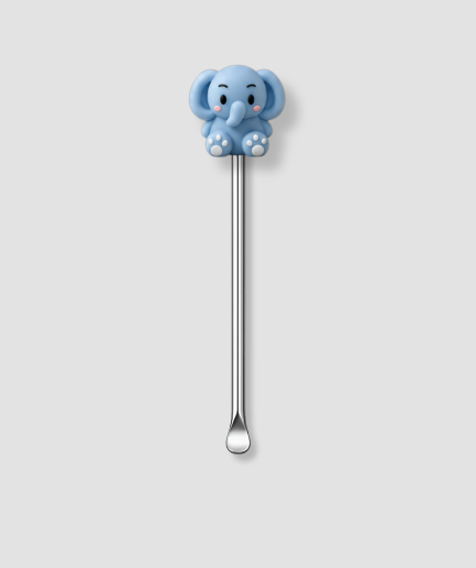 Mini schepje cocktailstirrer met lichtblauwe zittende baby olifant figuur met grote ogen en witte pootjes bovenop en zilveren steel