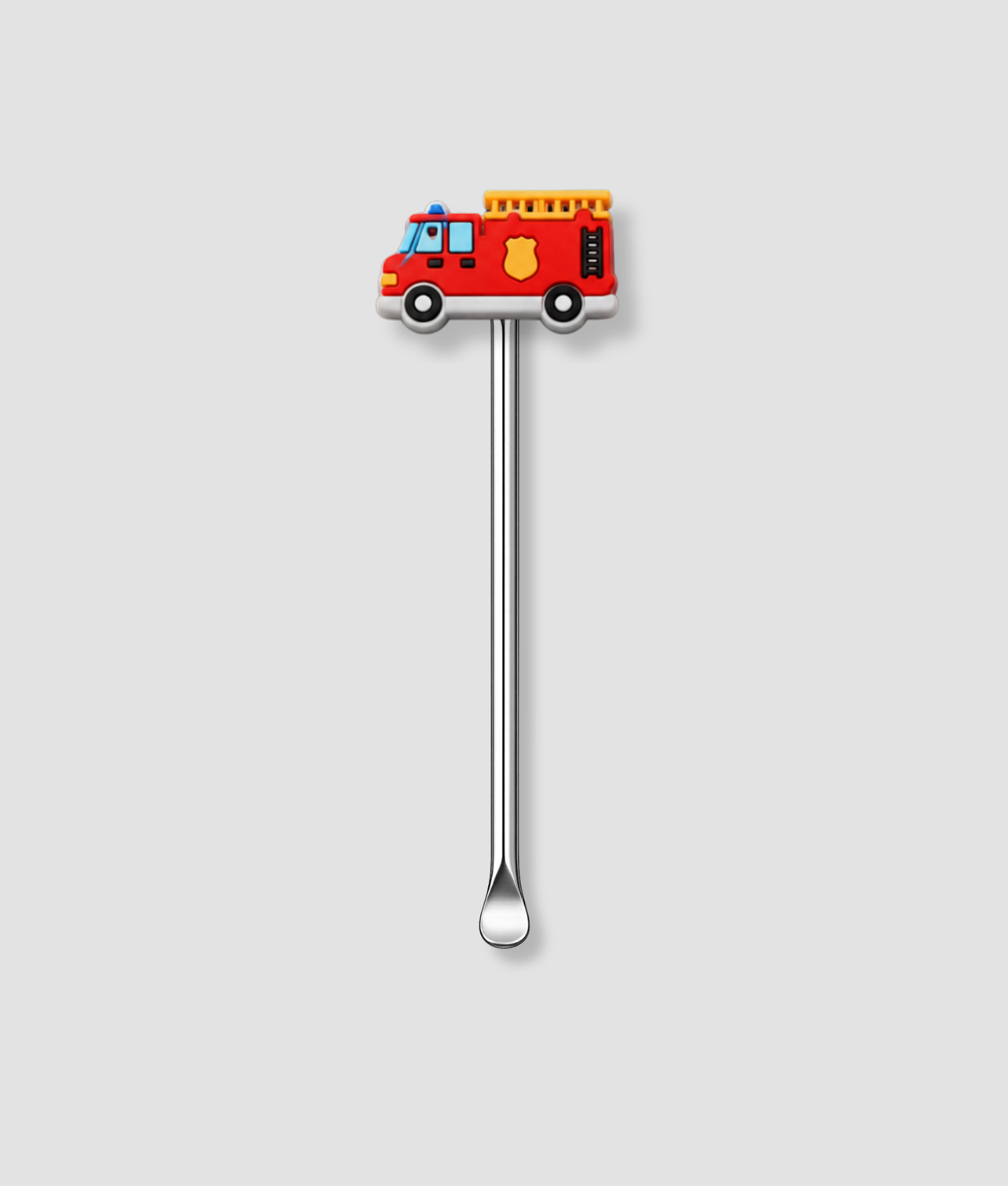 Mini schepje cocktailstirrer met rode brandweerwagen figuur met blauwe cabine gele ladder en zwarte wielen bovenop en zilveren steel